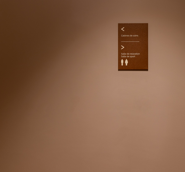 solutions signalétiques sur mesure. Fabrication de produits et mobiliers pour la déco et l’architecture d’intérieur. Wayfinding design
