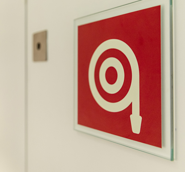 Étude et projet wayfinding de signalétique obligatoire et réglamentaire, identifications de éléments de lutte contre le feu et évacuation.