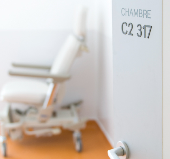 numéro chambre gros caractère signalétique santé wayfinding design