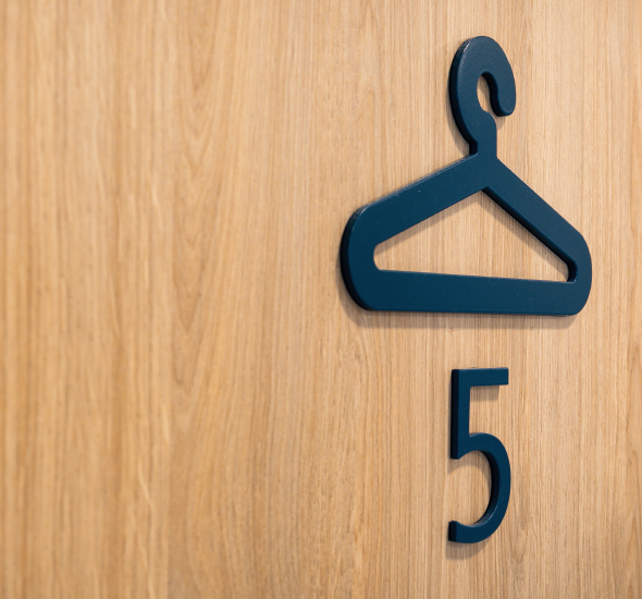 numéro relief vestiaire aluminium laqué sur mesure signalétique santé wayfinding design