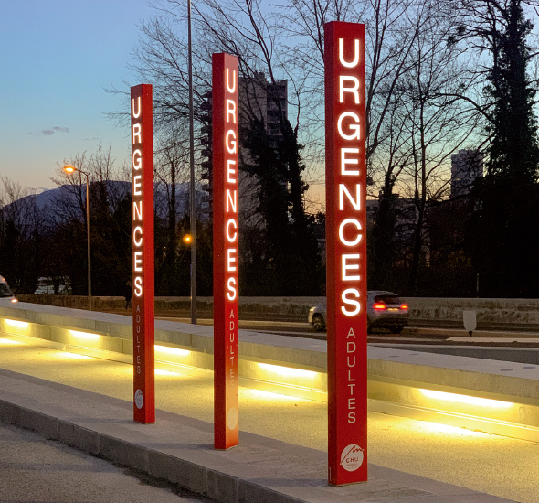 totems illuminés entrée centre hospitalier signalétique santé wayfinding design