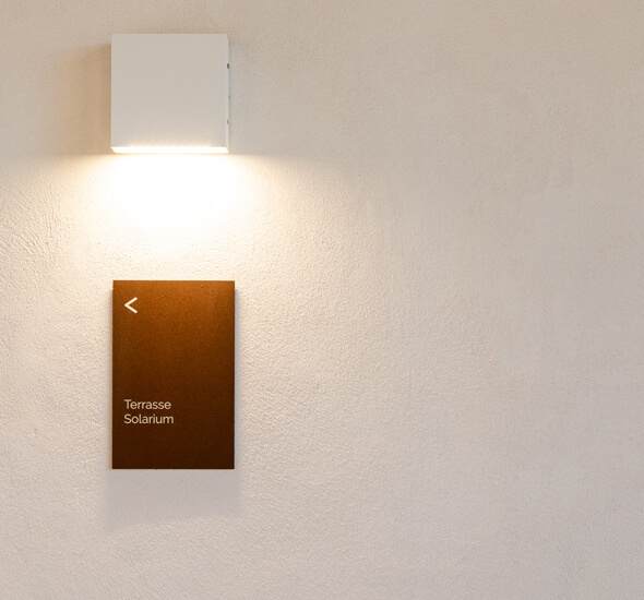 plaque signalétique lumineuse, wayfinding studio design graphique sur mesure