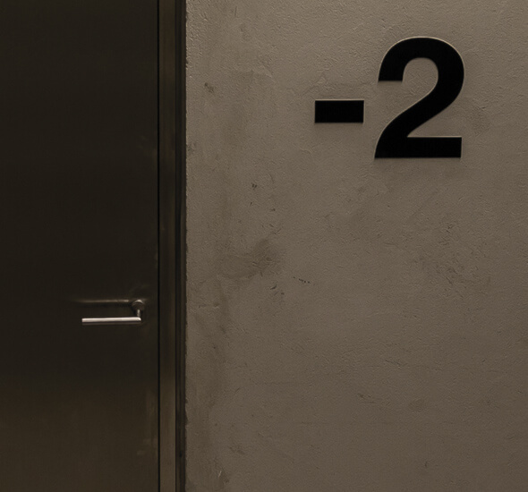 solution wayfinding signalétique design de numéro d’étage découpé sur mur de circulation verticale