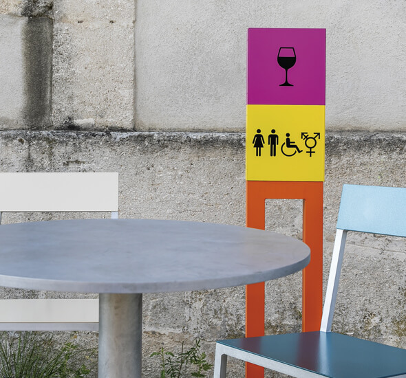 wayfinding studio : totem signalétique sur mesure couleur RAL et pictogramme design artistique