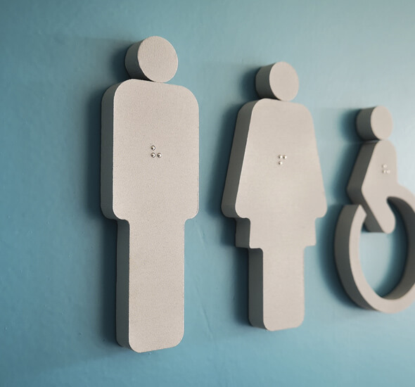 wayfinding design signalétique pictogramme homme femme handicapé en relief et braille pour projet d’architecture intérieure
