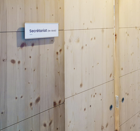 cloison bois et signalétique design wayfinding studio: typologie de plaque, informations, design graphique et installation sur chantier