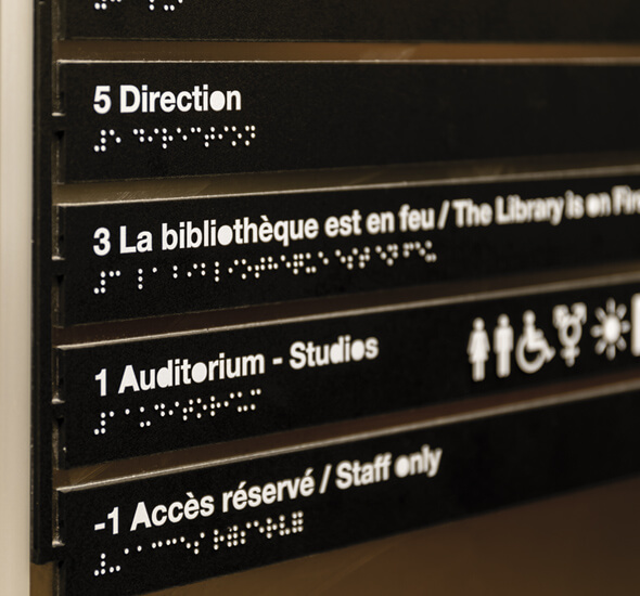 wayfinding studio design des projets signalétiques adaptés à tous les publics, contraste signalétique, braille, relief et pictogramme accessible