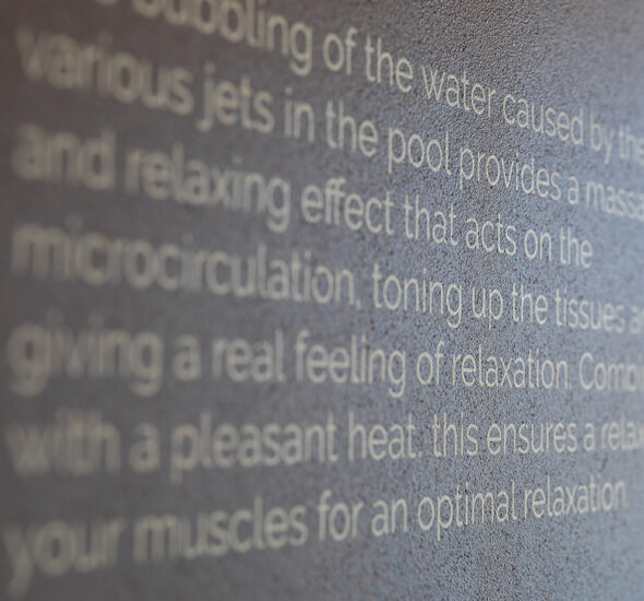 wayfinding studio conseille signalétique marquage permanent par sérigraphie design sur plaque métallique