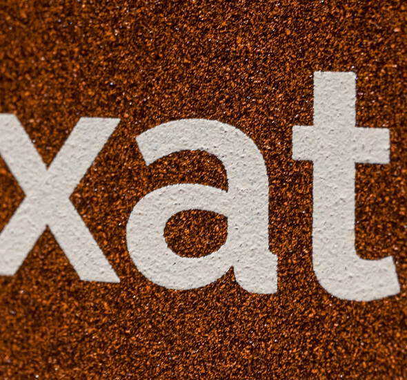 sérigraphie signalétique blanche sur plaque métal design, wayfinding studio et technique de marquage