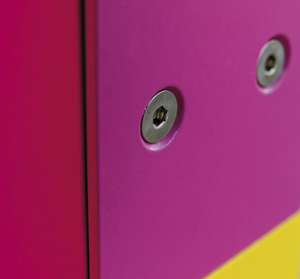 design sur mesure plaque signalétique couleur et assemblage mécanique par vis, wayfinding studio