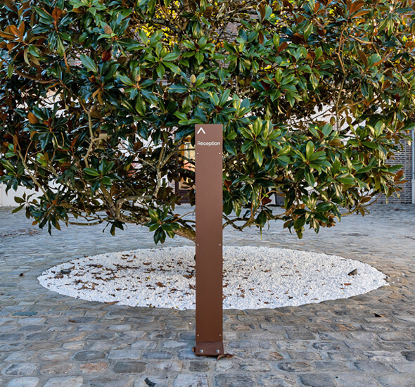 conception projet graphique signalétique et wayfinding design, totem extérieur design sur mesure