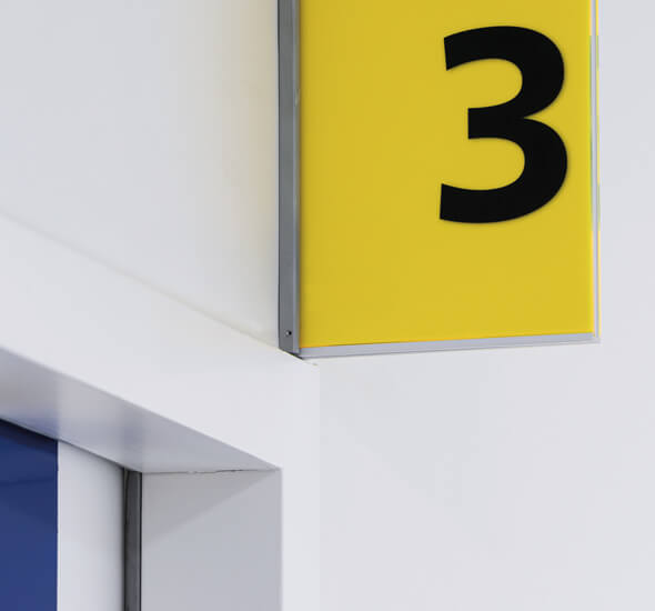 signalétique wayfinding identification, orientation, information et analyse des flux de circulation, drapeau fluo contenu amovible