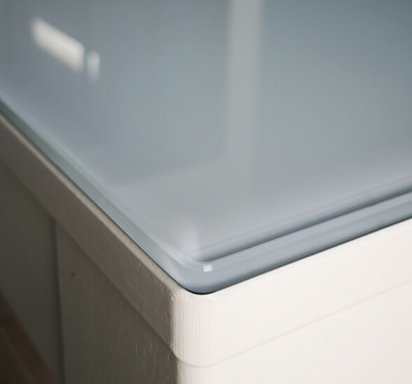 conception signalétique sur mesure de plateau de bureau en verre trempé pour hygiène en milieu santé.